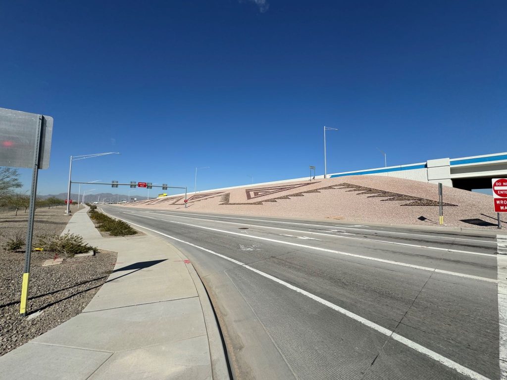 This image depicts Permaloc’s landscape edging on the Northern Parkway in Phoenix, AZ.