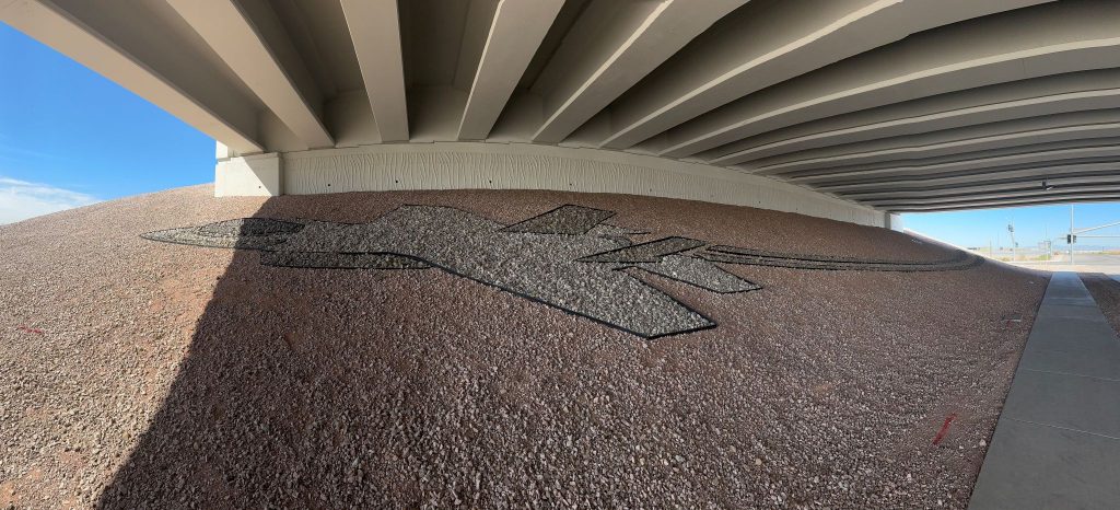 This image depicts Permaloc’s landscape edging on the Northern Parkway in Phoenix, AZ.